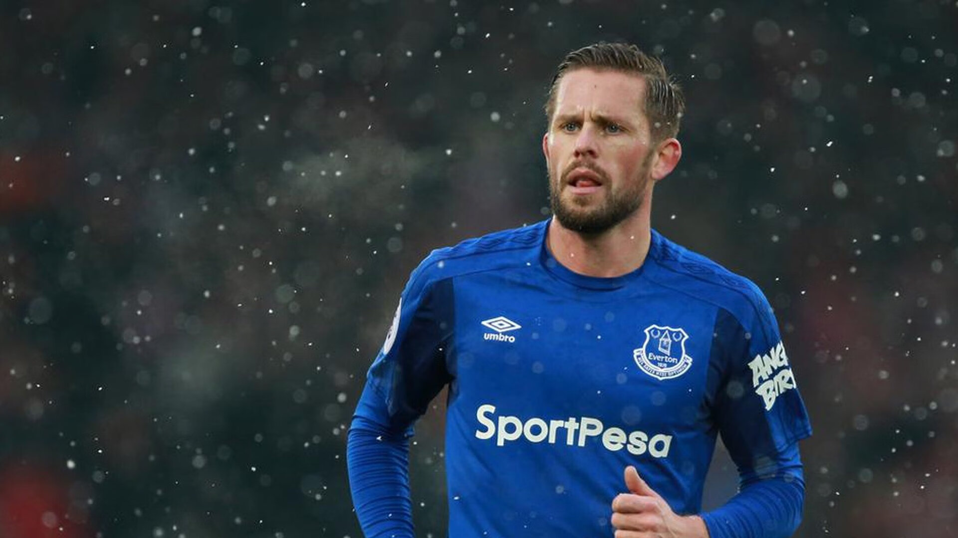 球星亲子同场亮相，家庭故事感动球迷，球星儿子踢球